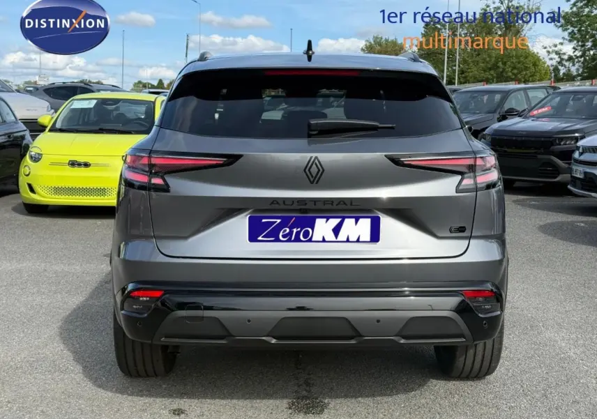 Vue arrière d'un Renault Austral gris schiste satin avec toit noir étoilé, feux LED effilés et logo central.