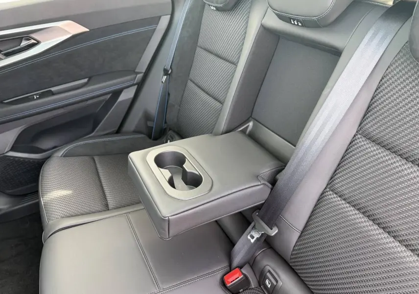 Vue intérieure côté droit sur la banquette arrière gris carbone avec accoudoir central et porte-gobelets du Renault Austral 2026.