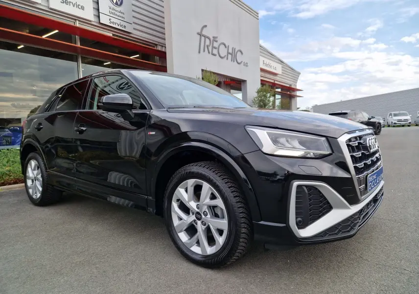 Audi Q2 noir mito metal vue 3/4 avant droit, mettant en valeur sa calandre distinctive et ses jantes argentées.