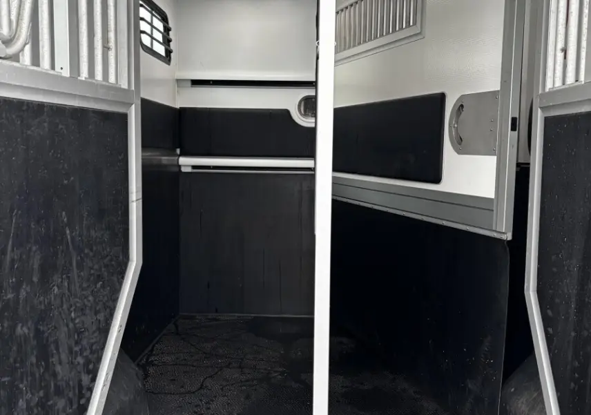 Intérieur du compartiment de chargement du Renault Master 2020, vue de l'arrière avec cloison pleine et revêtement noir.