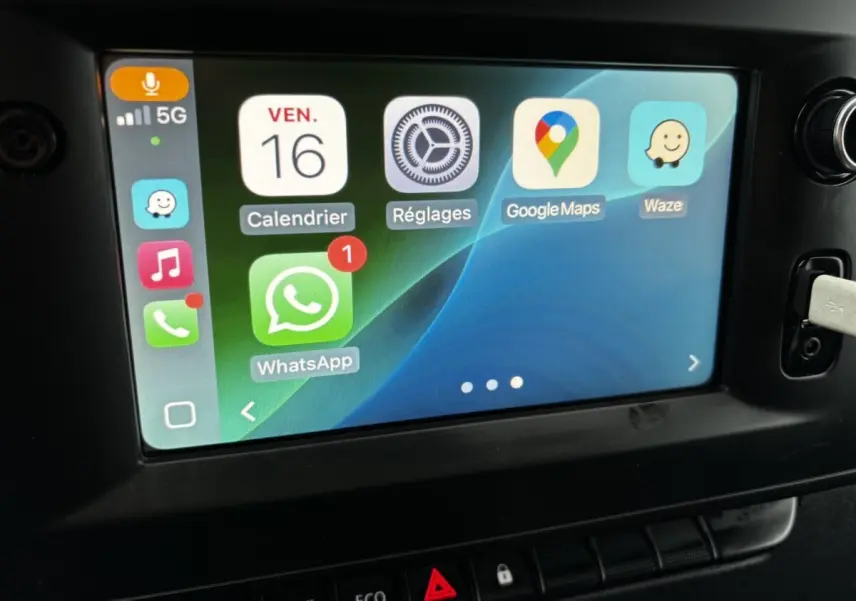 Écran tactile central du Renault Master 2020 montrant des applications de navigation et communication, intérieur noir.