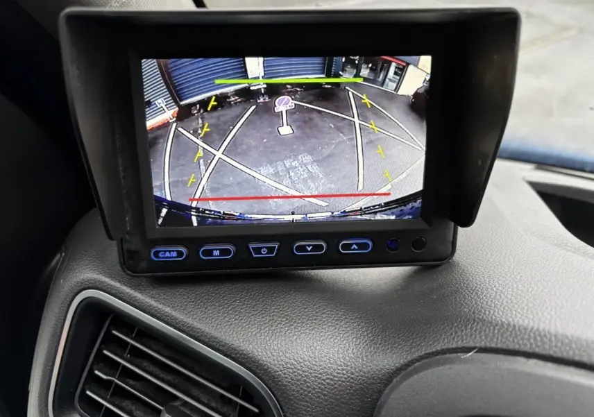Écran de caméra de recul dans un Renault Master bleu, vue intérieure du tableau de bord avec guidage de stationnement.