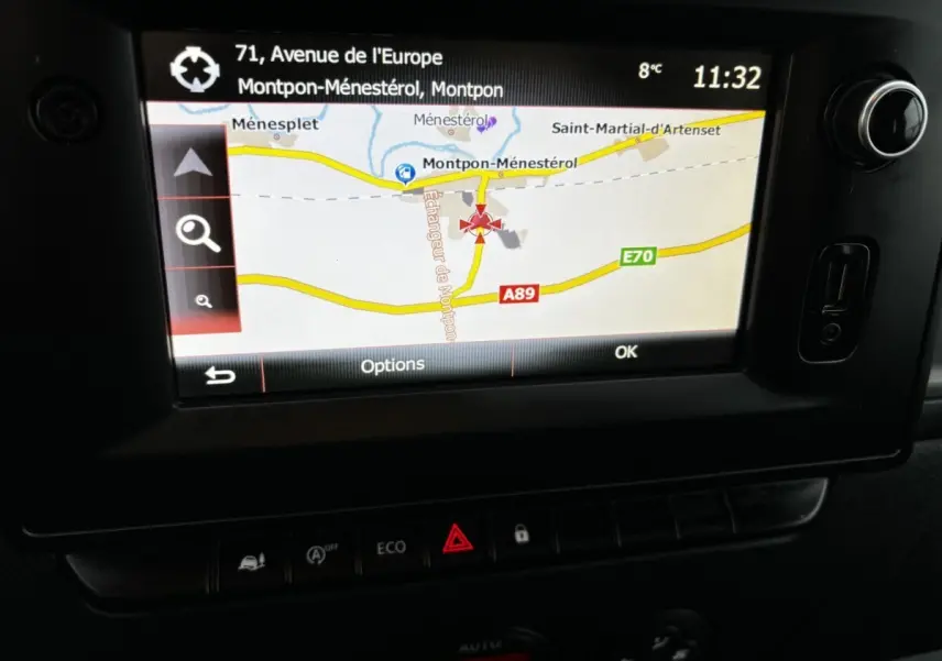 Écran de navigation du Renault Master 2020 montrant une carte avec itinéraire, boutons de commande en dessous.