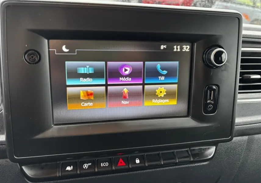 Écran tactile central du tableau de bord du Renault Master 2020 avec interface multimédia colorée.
