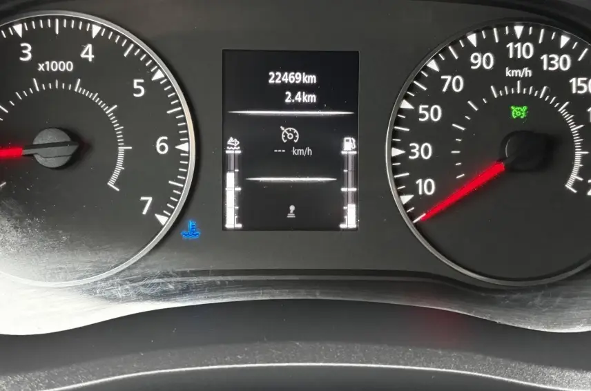 Vue rapprochée du tableau de bord du Renault Master 2020 montrant le compte-tours, le compteur de vitesse et l'écran central numérique.