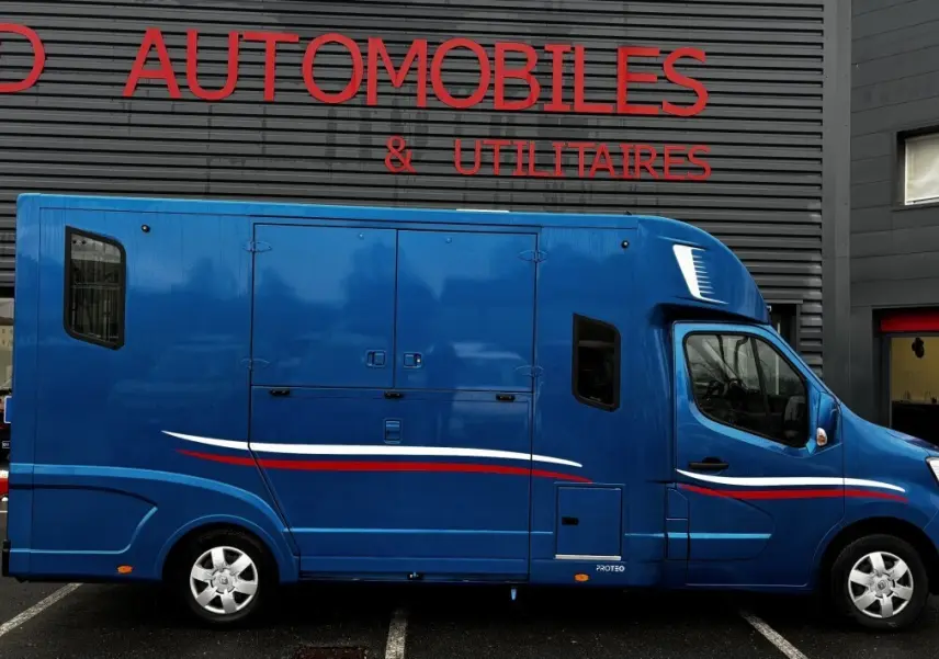 Profil gauche d’un Renault Master bleu 2020 avec marquage tricolore blanc et rouge, carrosserie utilitaire haute.