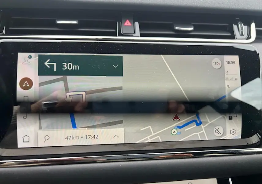 Écran tactile central du tableau de bord du Range Rover Evoque 2022 affichant la navigation GPS.