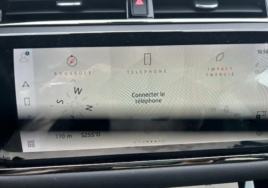 Écran tactile central du Range Rover Evoque gris foncé, affichant la boussole et options connectivité.
