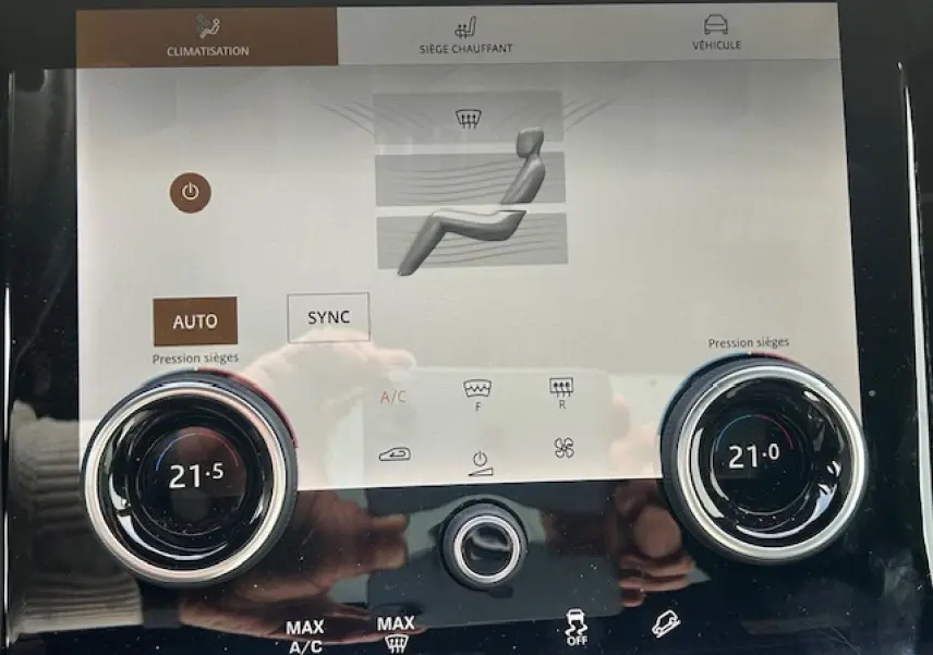 Écran tactile de la climatisation avec réglages sièges chauffants dans un Range Rover Evoque gris foncé, vue rapprochée.