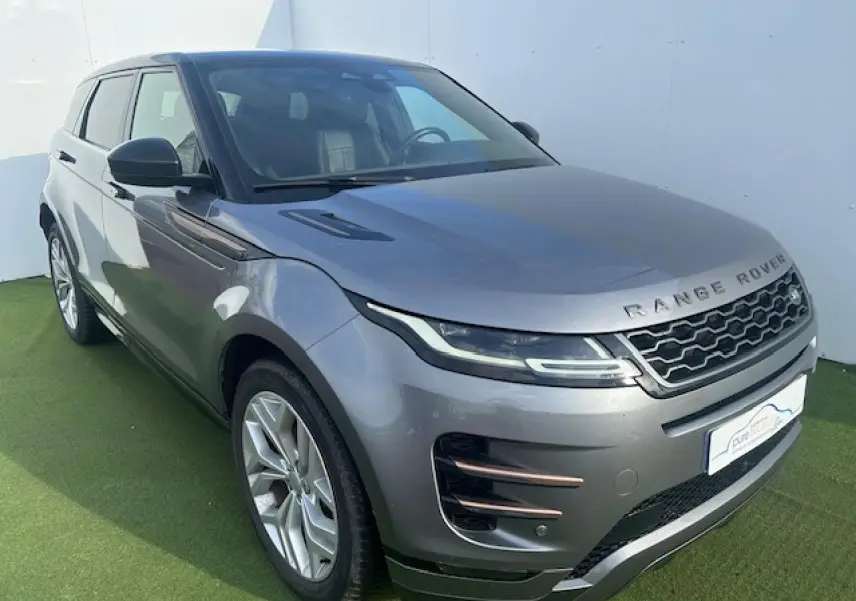 Range Rover Evoque gris foncé en 3/4 avant droit avec jantes 20 pouces et toit noir contrasté panoramique.