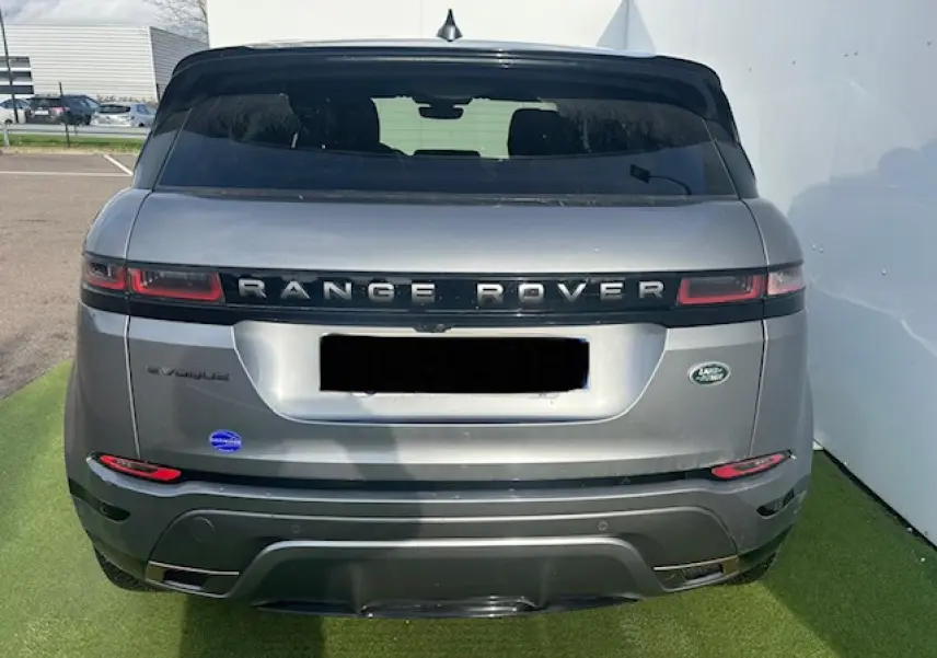 Vue arrière d'un Range Rover Evoque gris foncé avec toit noir et feux arrière LED horizontaux.
