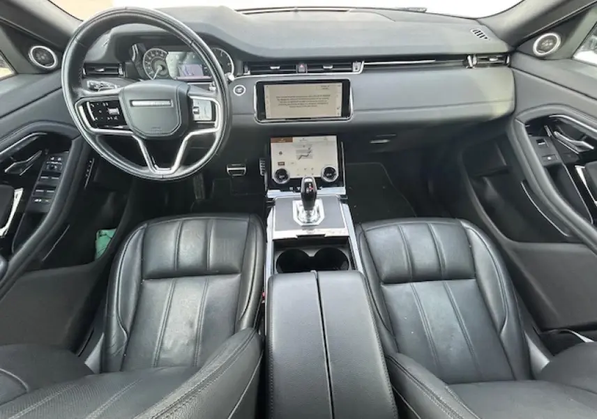 Vue intérieure avant du Range Rover Evoque II D200 4WD R-DYNAMIC SE 2022, sièges cuir noirs et tableau de bord moderne.