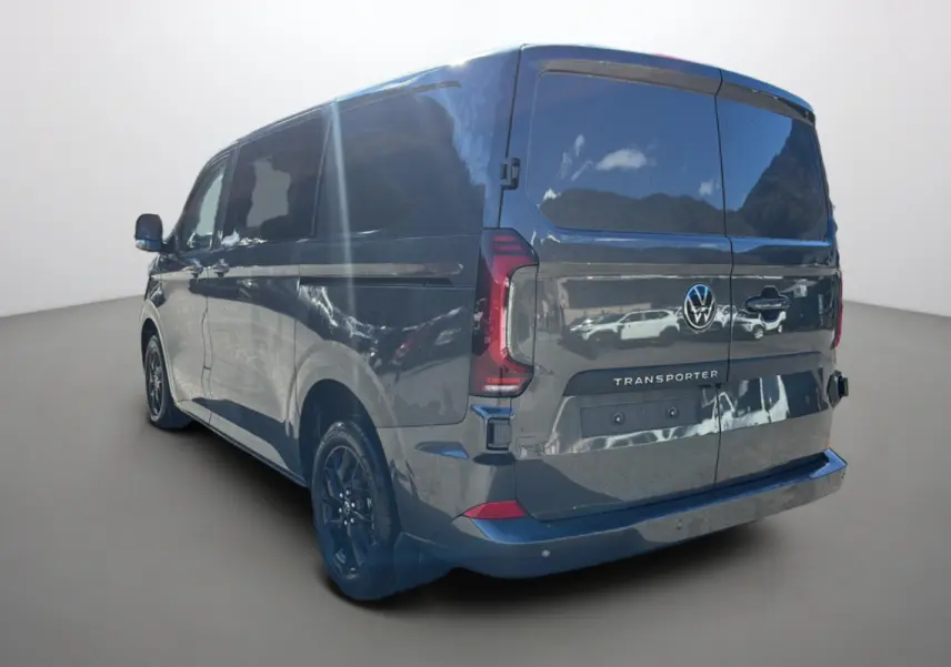 Vue 3/4 arrière droite d'un Volkswagen Transporter TDI 170 DSG ProCab L1 gris graphite avec jantes alu noires 17 pouces.