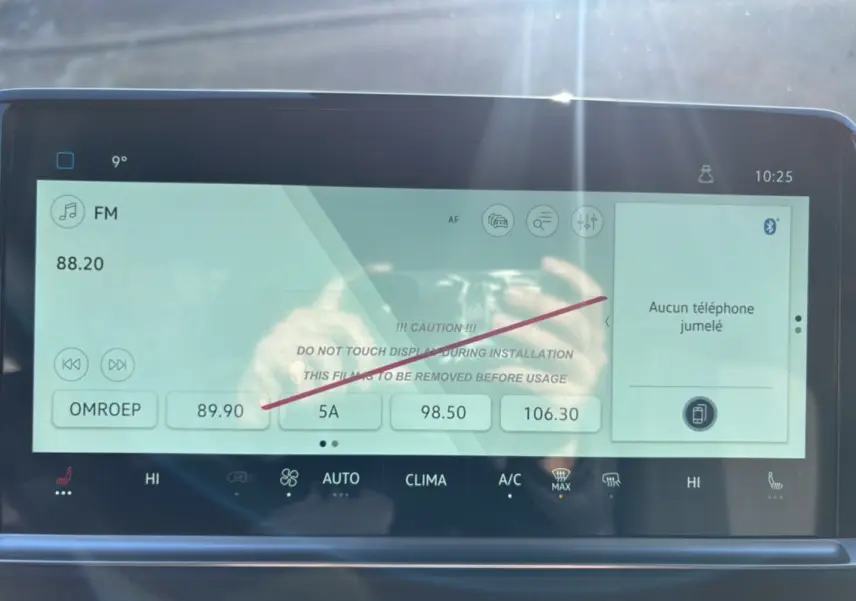 Écran tactile intérieur du Volkswagen Transporter TDI 170 DSG ProCab L1 affichant la radio FM et les commandes climatisation.