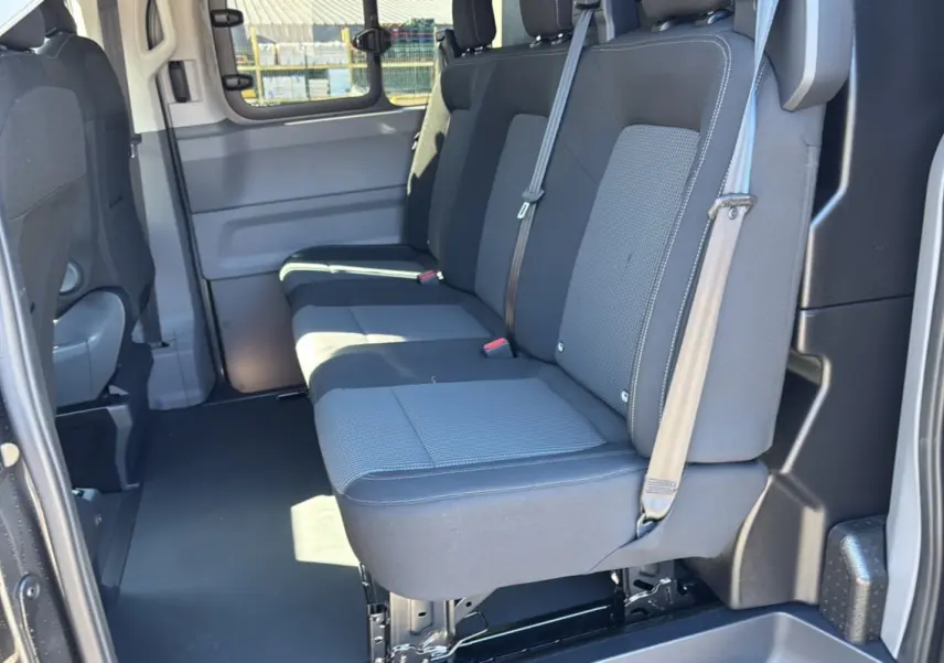 Vue intérieure côté droit montrant la banquette arrière grise du Volkswagen Transporter TDI 170 DSG ProCab L1 2026.