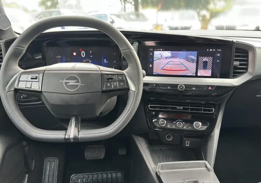 Intérieur de l’Opel Mokka 2025, vue frontale du volant multifonction et écran tactile affichant la caméra de recul.