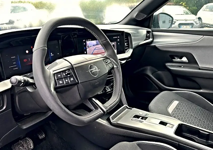 Vue intérieure côté conducteur de l’Opel Mokka 2025 avec volant multifonction et écran tactile digital.