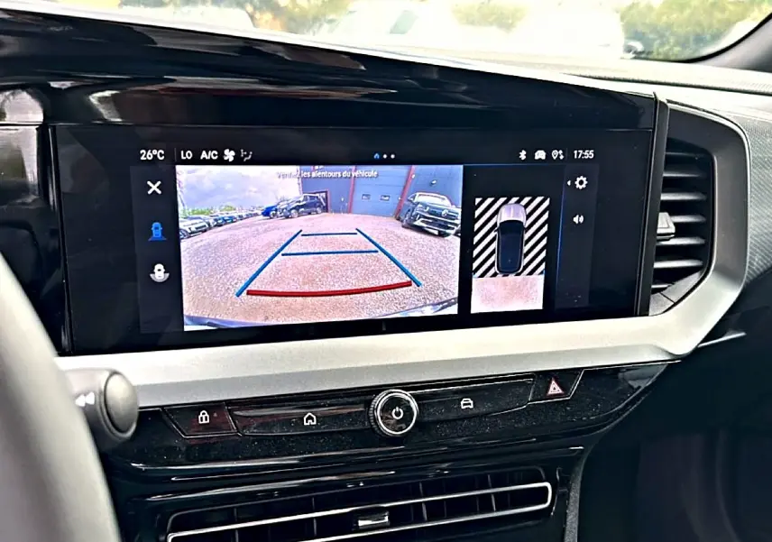 Vue du tableau de bord de l’Opel Mokka 2025 avec écran tactile affichant la caméra de recul et les commandes centrales.