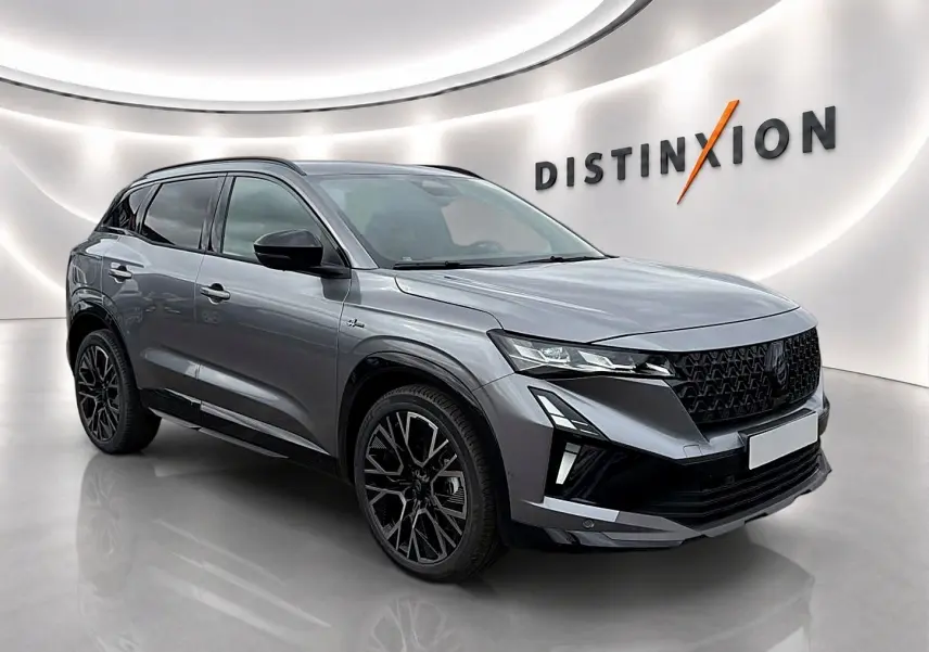 Renault Austral gris schiste en 3/4 avant droit, avec calandre noire et jantes alliage noires distinctives.