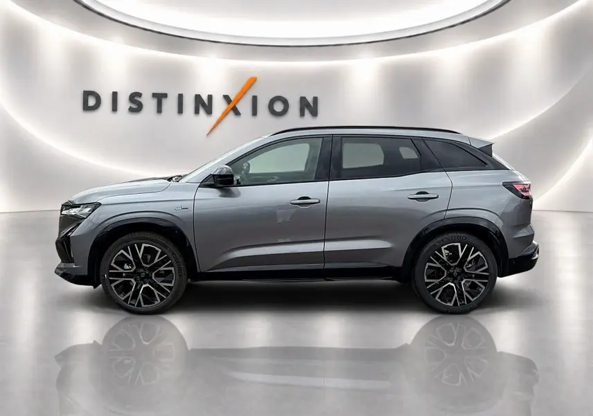 Profil droit du Renault Austral gris schiste 2026 esprit alpine avec jantes alu noires et toit noir contrasté.