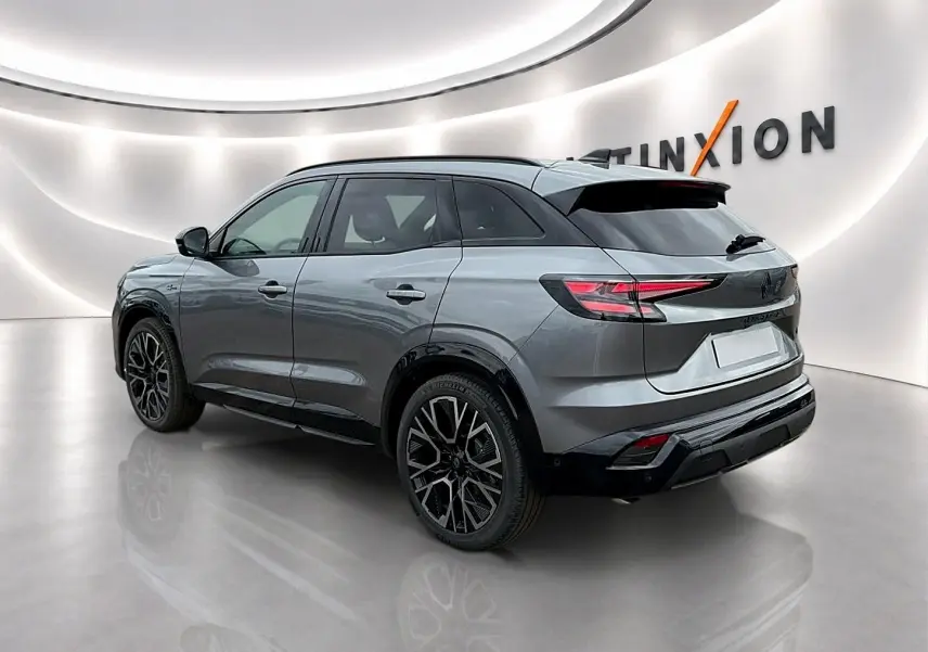 Renault Austral gris schiste en vue 3/4 arrière droit, avec jantes alu noires et feux arrière LED distinctifs.