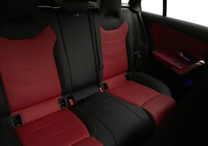 Vue intérieure arrière des sièges bicolores rouge et noir du Mercedes CLA Shooting Brake Business 250 E AMG Line 2021.