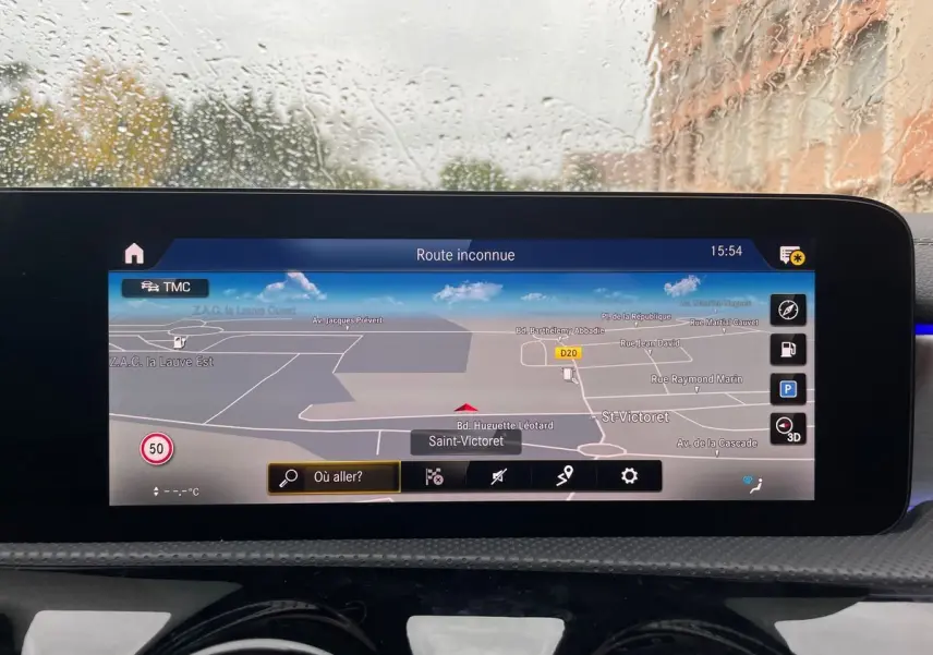 Vue intérieure du tableau de bord du Mercedes Classe CLA Shooting Brake blanc 2021, avec écran de navigation affichant une carte.