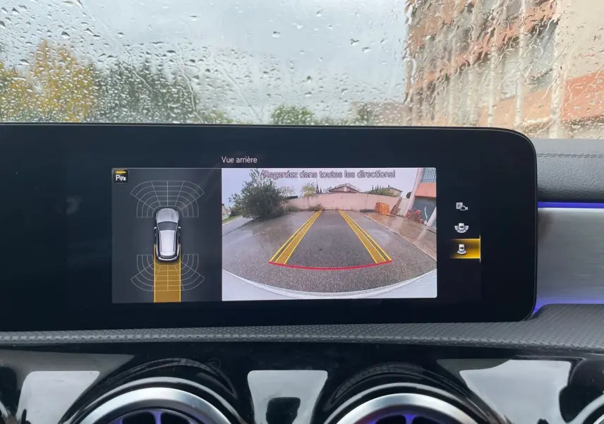 Écran intérieur montrant la caméra de recul et l’aide au stationnement du Mercedes CLA Shooting Brake blanc 2021.