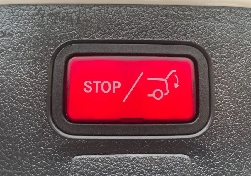 Bouton rouge "STOP" pour l'ouverture ou la fermeture électrique du hayon sur Mercedes Classe CLA Shooting Brake blanc, vue intérieure.