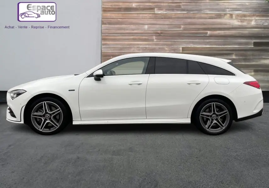 Profil côté gauche d'une Mercedes CLA Shooting Brake blanche 2021 AMG Line avec jantes alliage cinq branches.