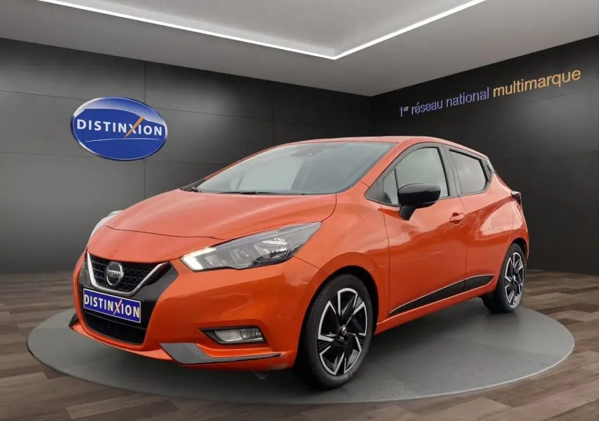 Nissan Micra 2022 orange Energy en 3/4 avant droit, avec jantes alliage noires et détails chromés.