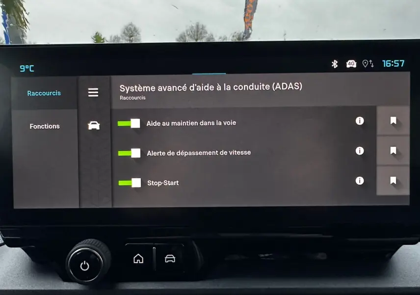 Écran tactile intérieur du Citroën Berlingo 2025 affichant les options d'aide à la conduite ADAS.