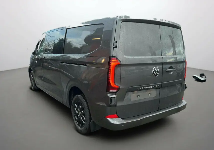 Vue 3/4 arrière droite d’un Volkswagen Transporter TDI 170 DSG ProCab L2 gris graphite avec feux LED et jantes alu noires.