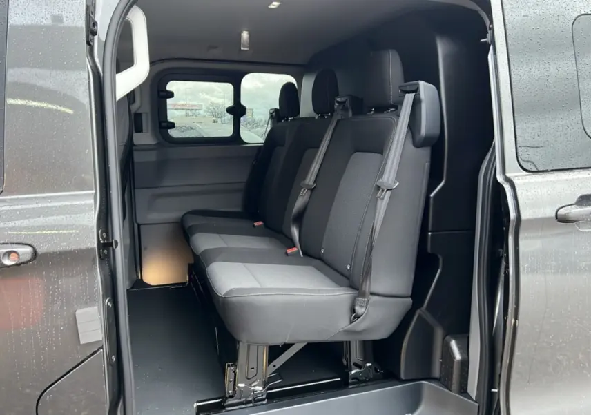 Vue intérieure côté droit du Volkswagen Transporter TDI 170 DSG ProCab L2 2026, montrant la banquette arrière 3 places grise.