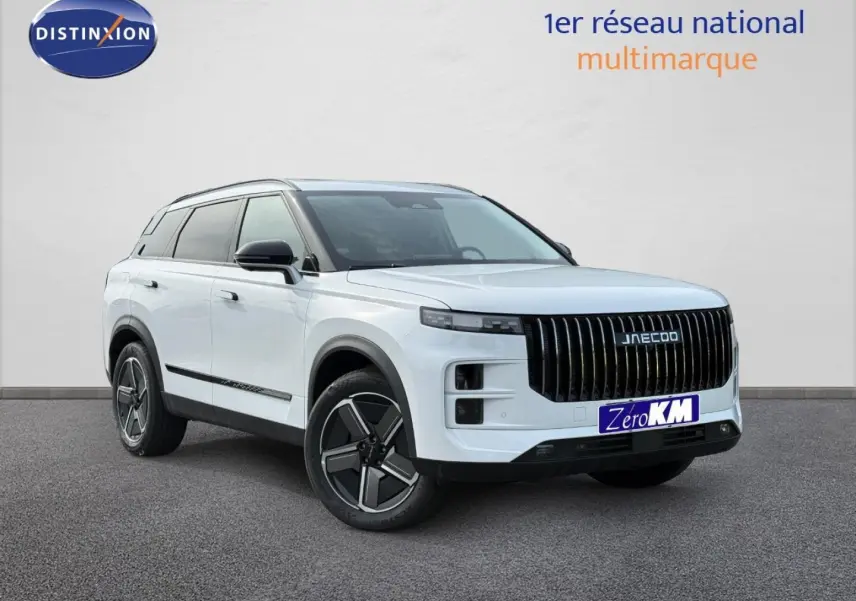 SUV JAECOO J7 blanc vu en 3/4 avant droit avec calandre verticale noire et jantes alu distinctives.