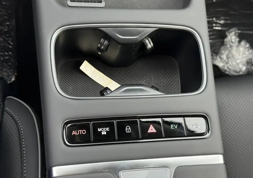 Gros plan sur la console centrale noire du JAECOO J7 avec boutons de modes de conduite et porte-gobelets.