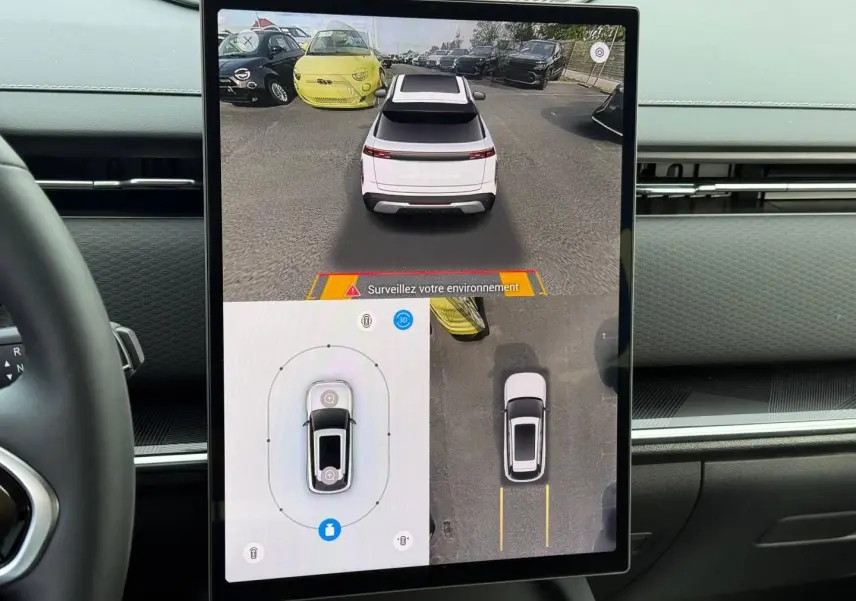 Écran tactile intérieur montrant la vue 360° et arrière d’un SUV JAECOO J7 blanc en stationnement.