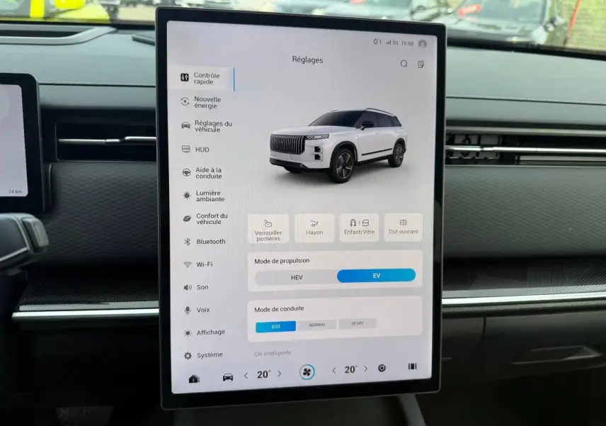 Écran tactile central affichant un SUV JAECOO J7 blanc en 3/4 avant dans les réglages du véhicule.
