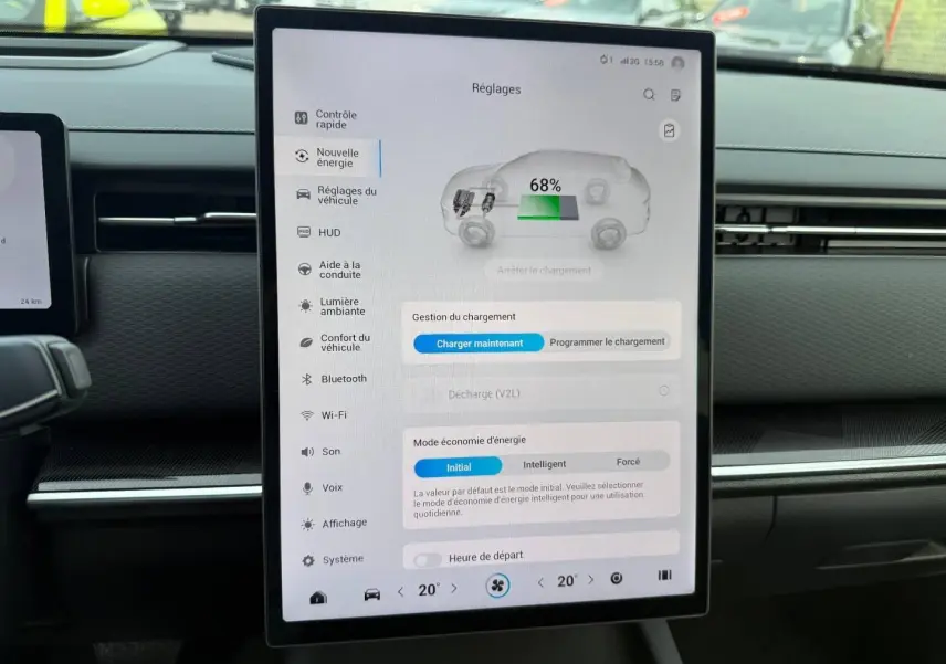 Vue intérieure centrée sur l'écran tactile du tableau de bord du JAECOO J7 blanc, affichant la gestion de charge hybride.