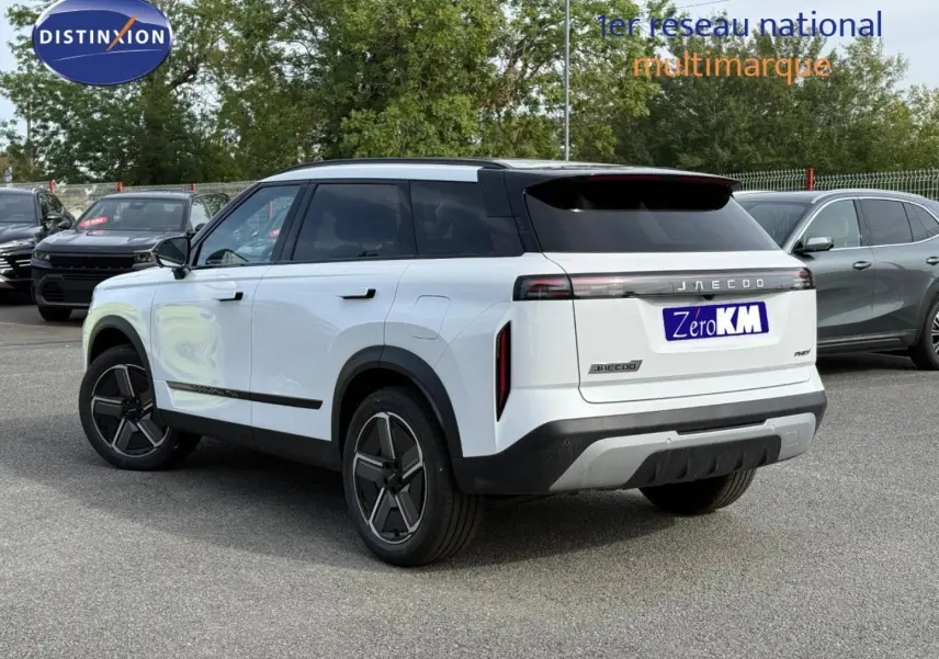 Vue 3/4 arrière droite du SUV blanc JAECOO J7 2026 avec toit noir et feux arrière LED horizontaux.