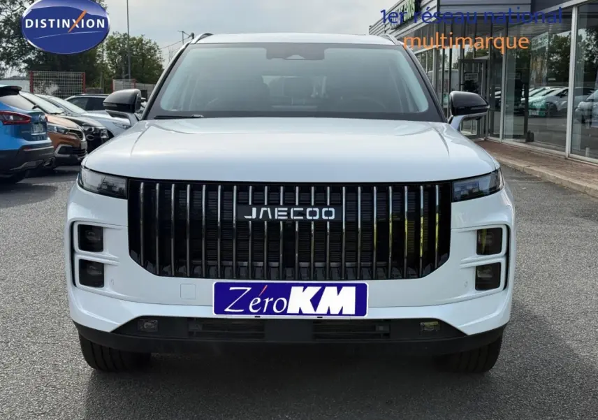 Vue frontale d’un SUV JAECOO J7 blanc avec calandre verticale noire et phares LED intégrés.
