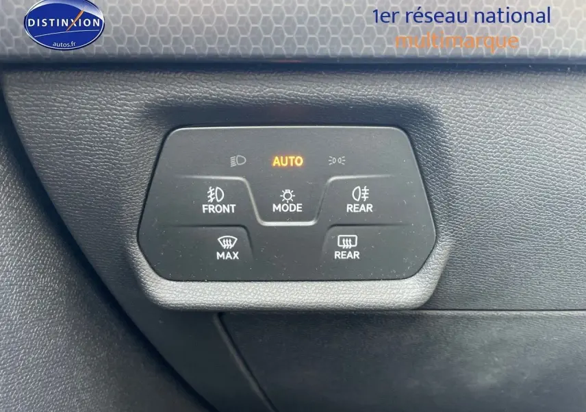 Panneau de commande des feux et dégivrage intérieur d'un SEAT Leon IV gris métallique, vue rapprochée du tableau de bord.