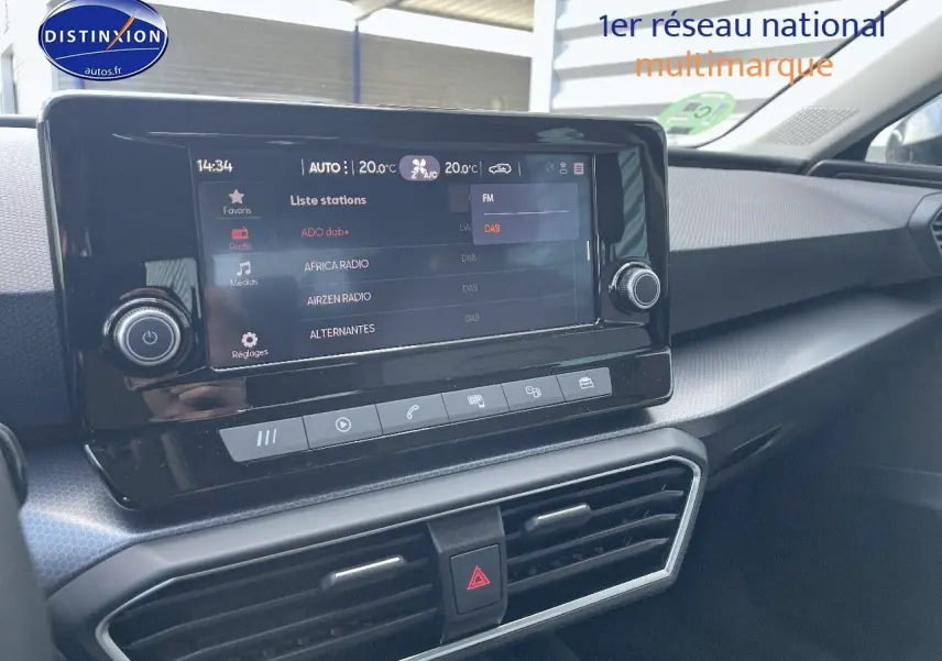 Écran tactile central et tableau de bord de la SEAT LEON IV gris magnétique, vue intérieure côté passager.