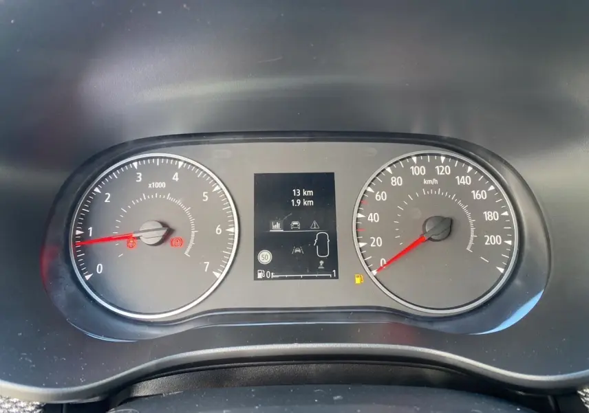 Tableau de bord noir de la Dacia Sandero Stepway TCE 110, affichant compte-tours et vitesse à l'arrêt.