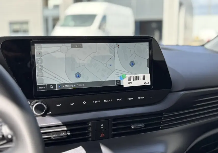 Écran tactile central du tableau de bord de la Hyundai i20 2026, affichant la navigation avec carte et commandes intégrées.