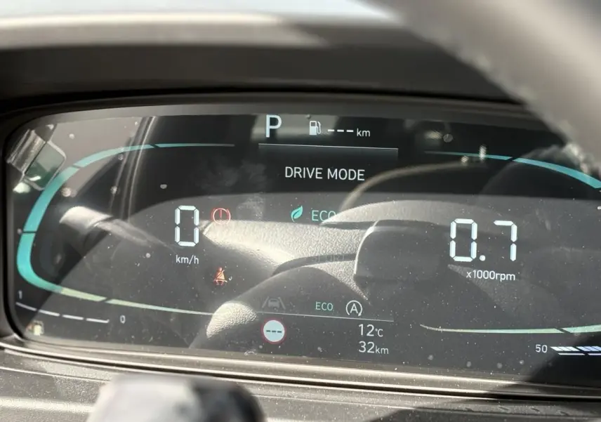 Affichage numérique du tableau de bord de la Hyundai i20 gris clair, montrant la vitesse à 0 km/h et le régime moteur à 0,7 x1000 rpm.