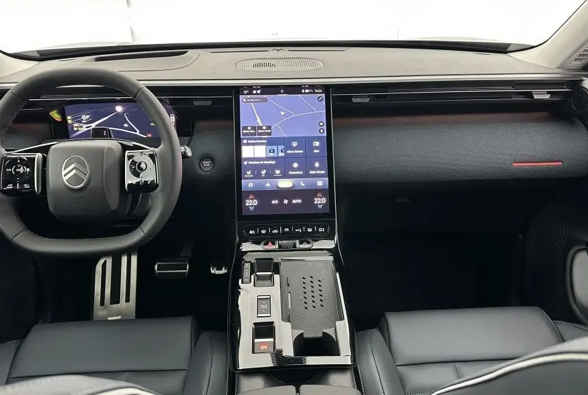 Vue intérieure frontale du Citroën C5 Aircross hybride 2026, tableau de bord gris platinium avec écran tactile vertical et volant multifonction.