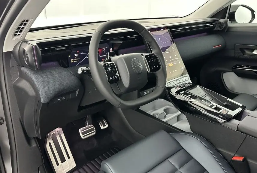 Vue intérieure côté conducteur du Citroën C5 Aircross hybride gris platinium, avec tableau de bord numérique et écran tactile vertical.
