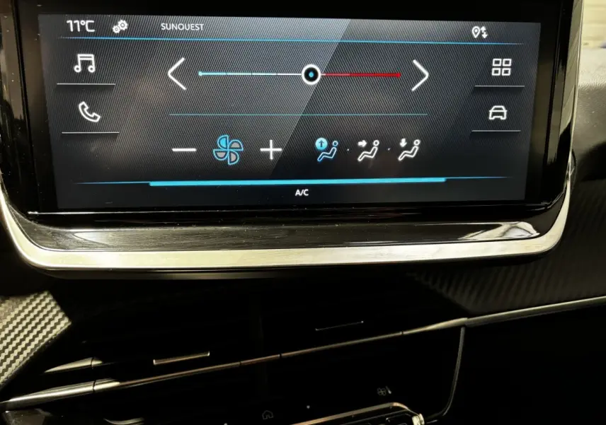 Écran tactile central affichant les commandes de climatisation dans l’habitacle d’une Peugeot 208 gris clair 2024.