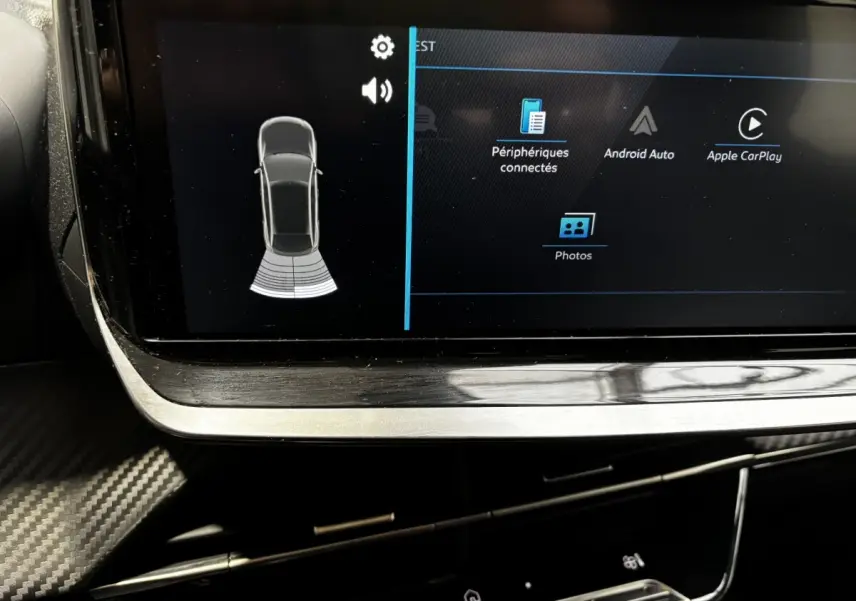 Gros plan sur l'écran tactile central de la Peugeot 208 gris clair, affichant les options Android Auto et Apple CarPlay.
